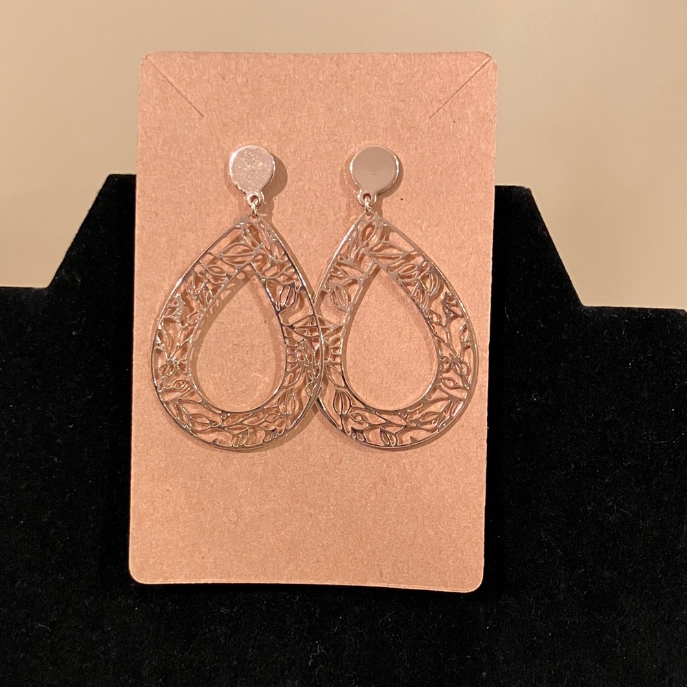 Gold Tone Teardrop Dangle Earrings Textured Filigree Design Lightweight 2” Drop
